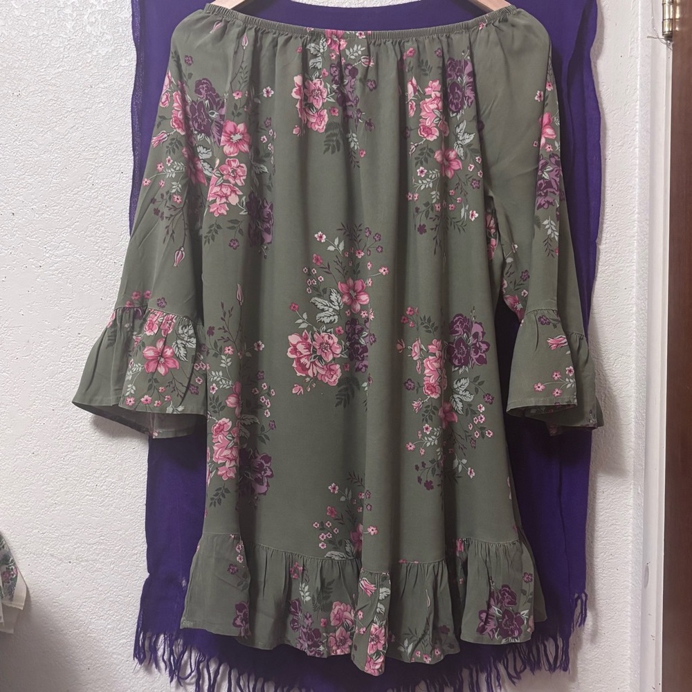 Woman’s green flower print peasant top blouse from Terra Sky - Picture 6 of 14